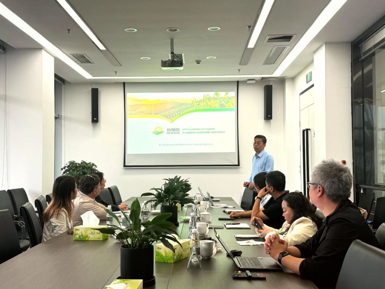 以色列駐成都總領(lǐng)事代表團(tuán)一行蒞臨新朝陽參觀交流,共探中以農(nóng)業(yè)科技協(xié)同發(fā)展之路